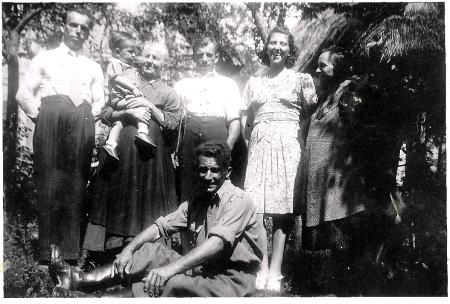 Srajno desno Frančiška Kontelj, poročena Kranjc, na ssredini oče Jožef Kranjc, mama Marija z otrokom v naročju, levo njen sin Vinko, pred drugo vojno